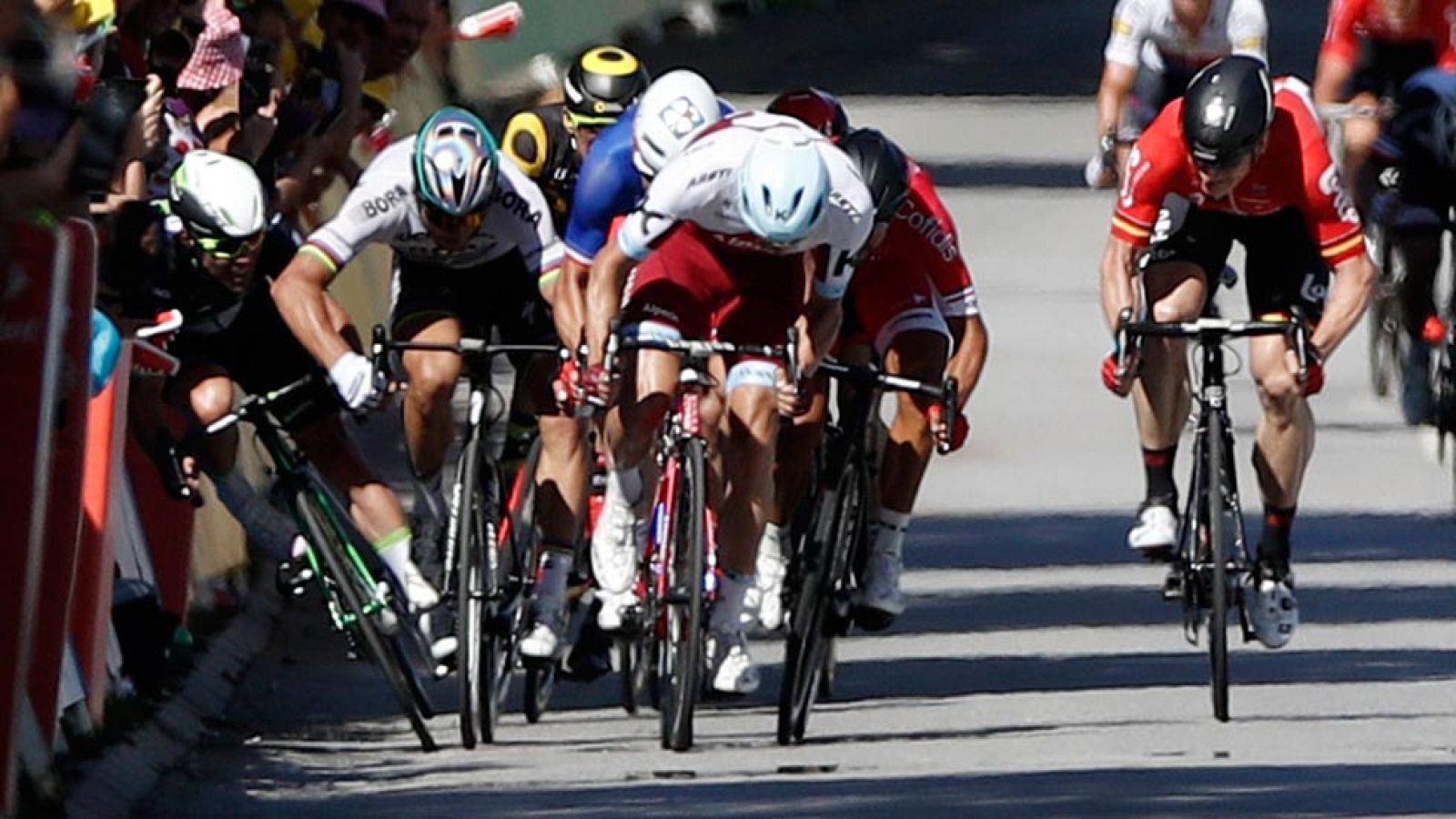 Sagan, expulsado del Tour por derribar a Cavendish tras propinarle un codazo | Ver