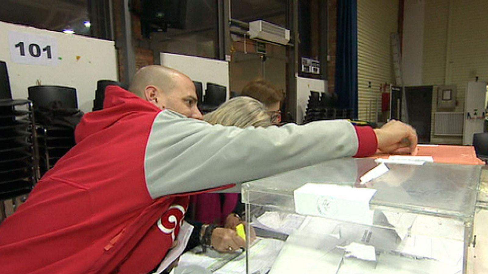 Los ayuntamientos, según el texto planteado estarían obligados a ceder los locales habituales de votación y establece que los trabajadores públicos estarán amparados legalmente