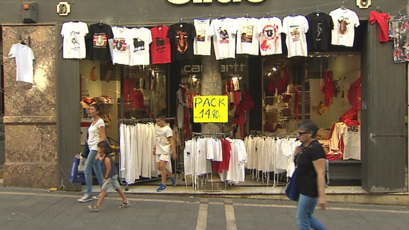 Los comerciantes llenan sus escaparates de blanco y rojo por San Fermín