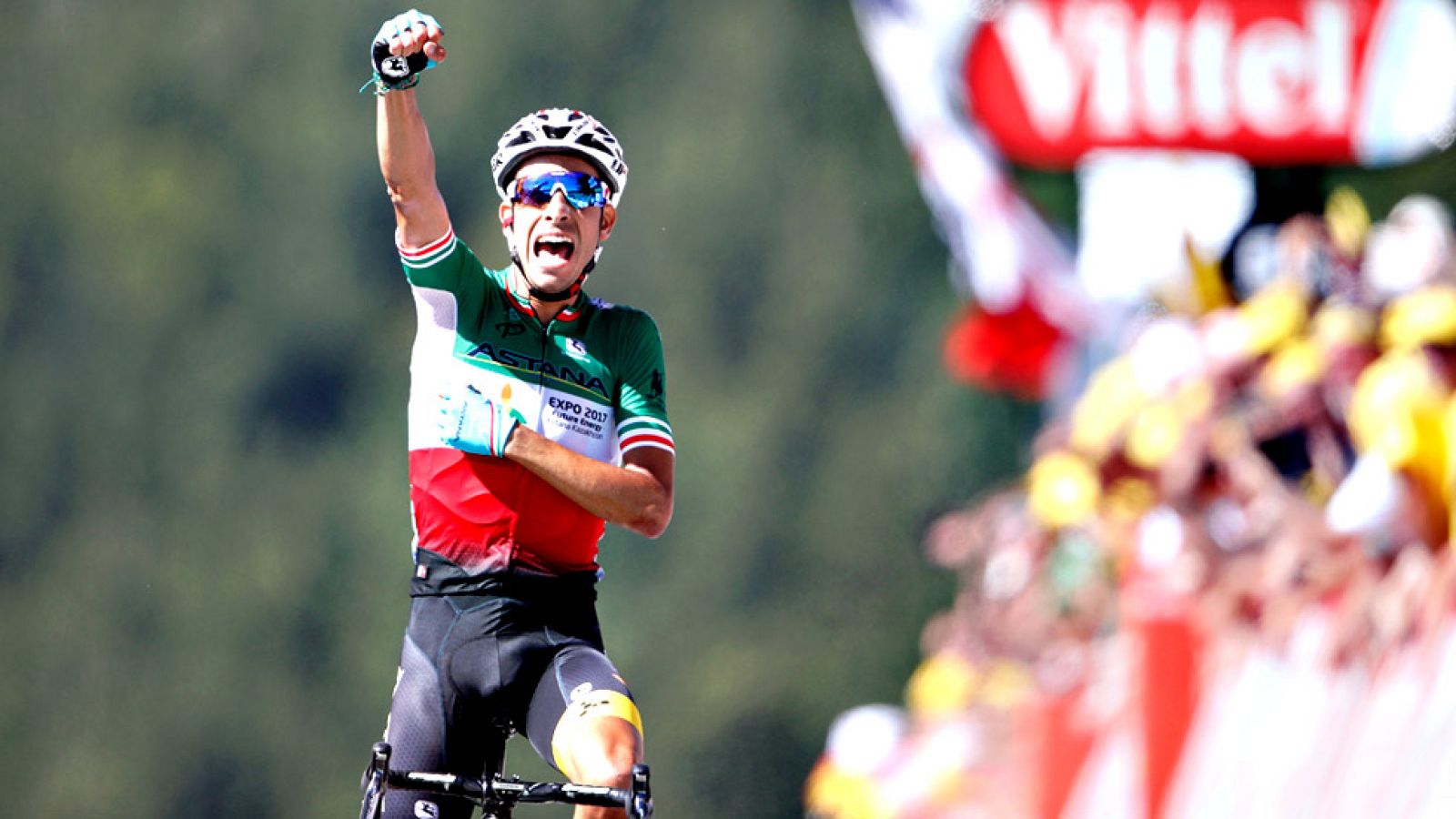 El italiano Fabio Aru logró hoy la victoria en la quinta etapa del Tour de Francia con final en La Planche des Belles Filles, primer final en alto de la edición, mientras que el británico Chris Froome se vistió con el maillot amarillo de líder.