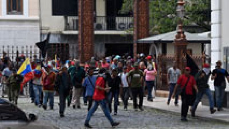 Un grupo de chavistas irrumpe en el Parlamento de Venezuela 