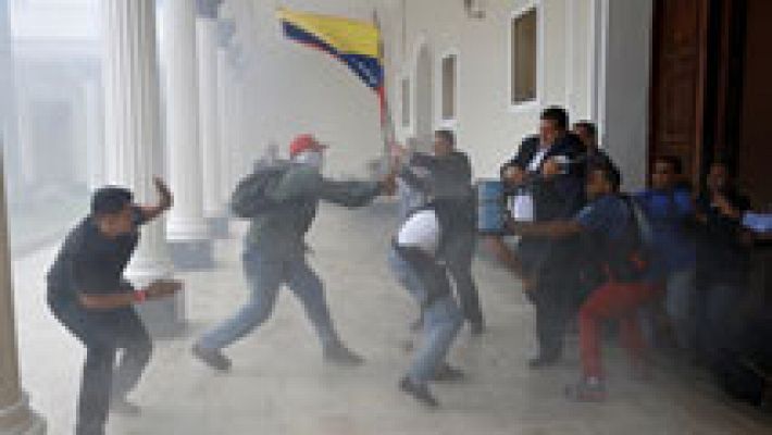 Telediario 1 - Un grupo de chavistas asalta el Parlamento de Venezuela