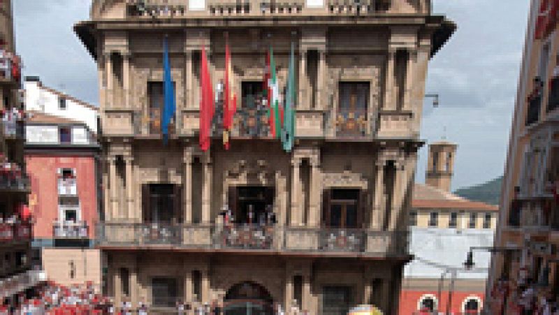 El alcalde de Pamplona defiende la legalidad de colocar la ikurriña durante el chupinazo