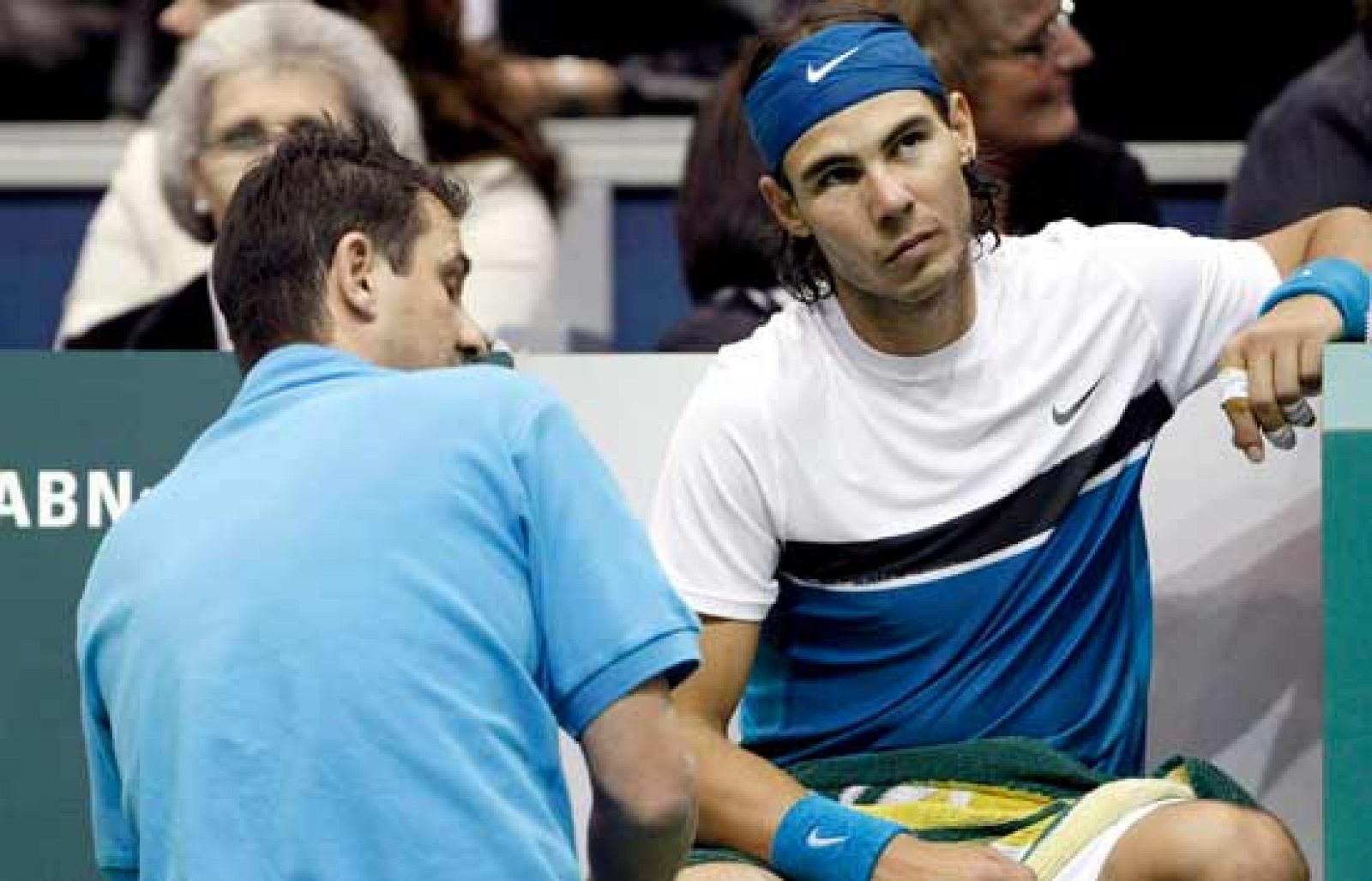  Rafa Nadal ha caído en la final del Torneo de Rotterdam ante el escocés Andy Murray. El mallorquín se ha visto perjudicado por una lesión en su rodilla.