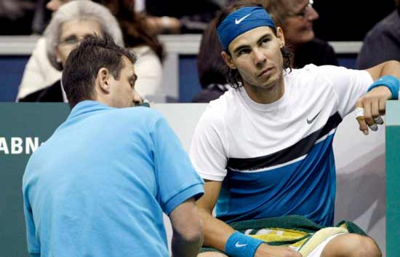  Rafa Nadal ha caído en la final del Torneo de Rotterdam ante el escocés Andy Murray. El mallorquín se ha visto perjudicado por una lesión en su rodilla.
