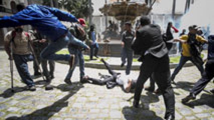 Telediario 1 - Un grupo de chavistas asalta la Asamble Nacional de Venezuela y agrede a varios diputados