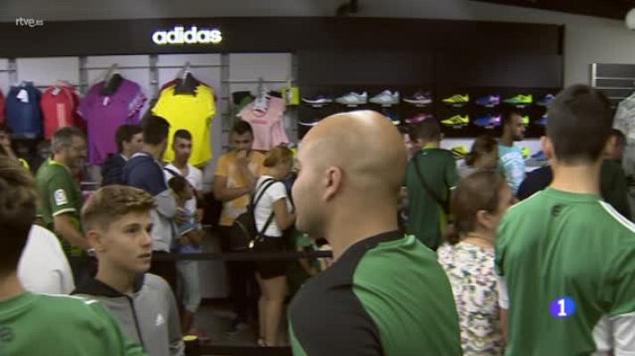  - El Betis inicia la temporada con nuevas camisetas
