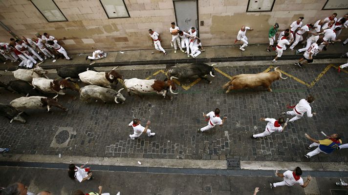 San Fermín - Un toro sale con peligro en el primer encierro de San Fermín 2017