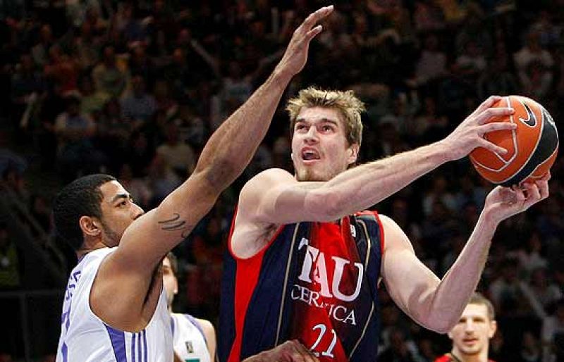  El Real Madrid ha vencido (81-79) al Tau Cerámica en un partido reñido, en el que el equipo vitoriano dominó casi todo el choque, y llegó a ir ganando de 22 puntos.