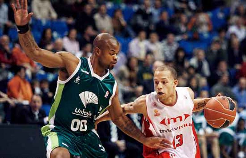 El CB Murcia ha tomado un importante balón de oxígeno y ha dado la sorpresa con su primera victoria a domicilio de la temporada en un partido en el que el Unicaja que pagó caro su exceso de confianza.