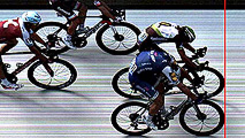 El alemán Marcel Kittel logró hoy la tercera victoria en el Tour de Francia, la duodécima de su carrera, en un final muy ajustado con el noruego Edvard Boasson Hagen que tuvo que resolverse en la "foto finish".