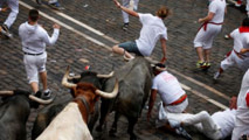 Segundo encierro de los Sanfermines 2017 con un toro de José Escolar rezagado, vuelto a los corrales