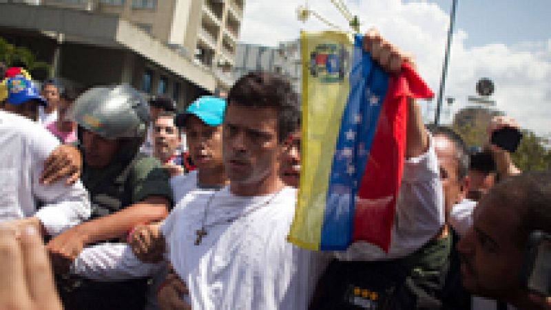 El opositor venezolano Leopoldo López sale de la cárcel