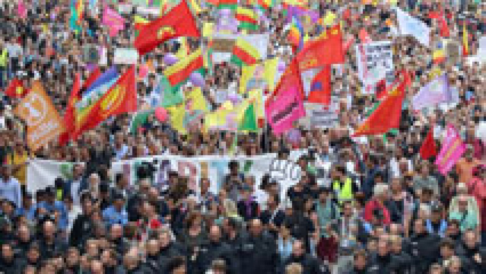 Telediario 1: Miles de personas se manifiestan  en  el centro de Hamburgo bajo el "lema Solidaridad sin Fronteras en lugar de G20" | RTVE Play