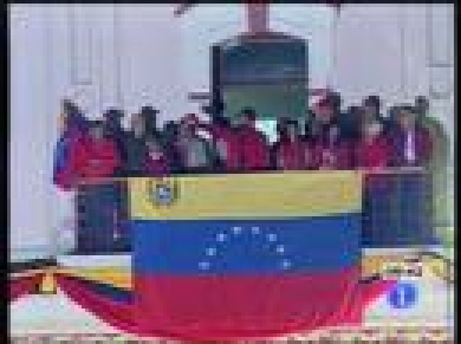Los venezolanos han aprobado la reforma constitucional que abre la puerta a la reelección indefinida de los cargos públicos, lo que permitirá a Hugo Chávez volver a presentarse para un tercer mandato. 