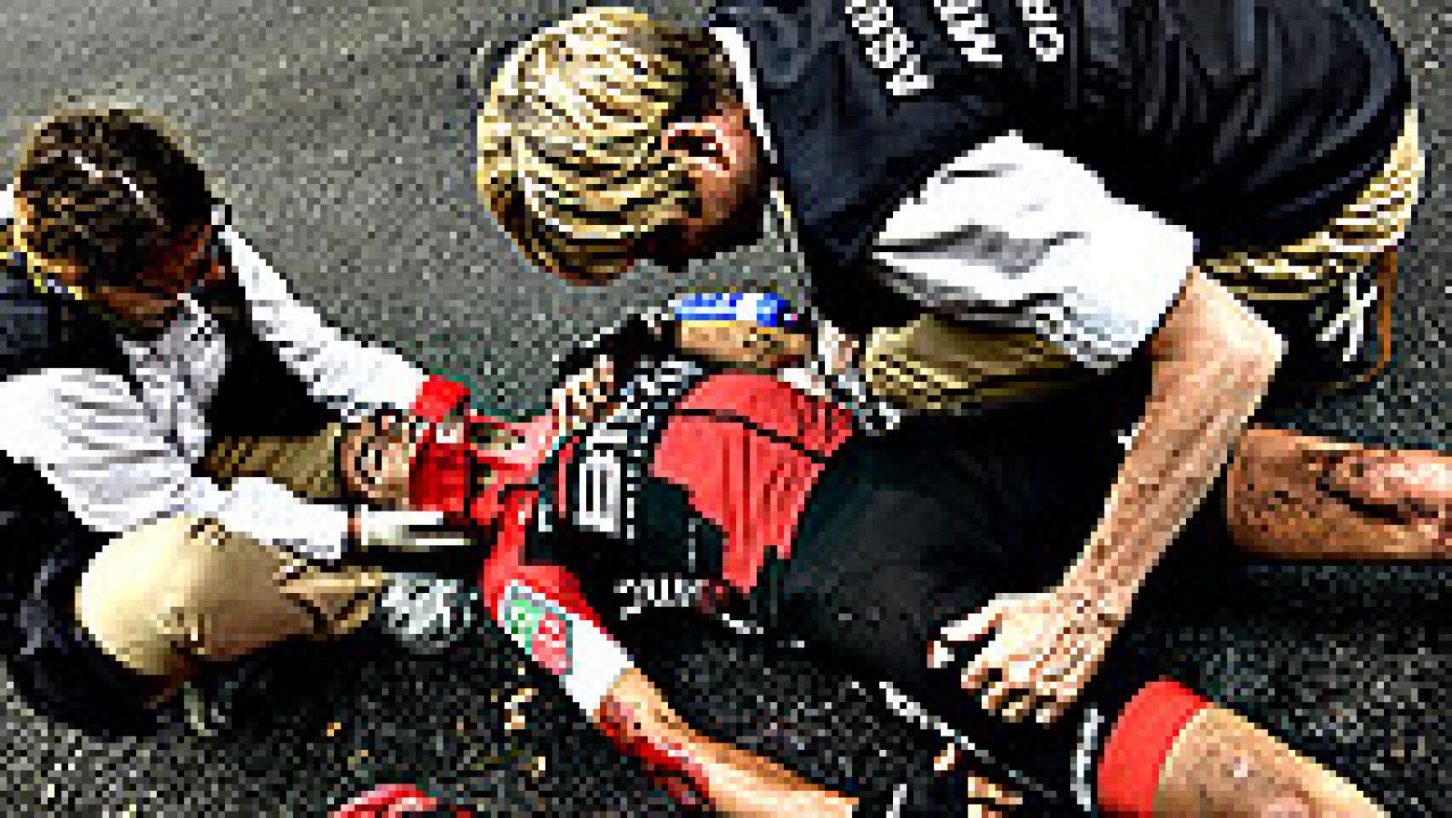 Tour de Francia: Caída sobrecogedora de Richie Porte en el descenso del Mont du Chat | RTVE Play
