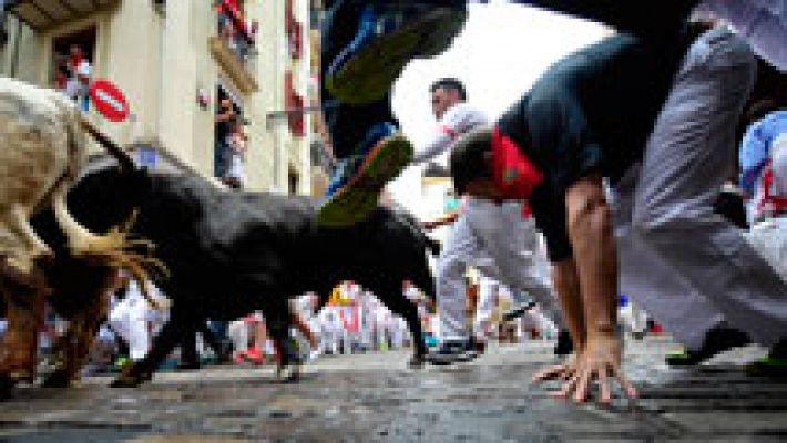 Los toros hacen caer a varios mozos en la calle Estafeta