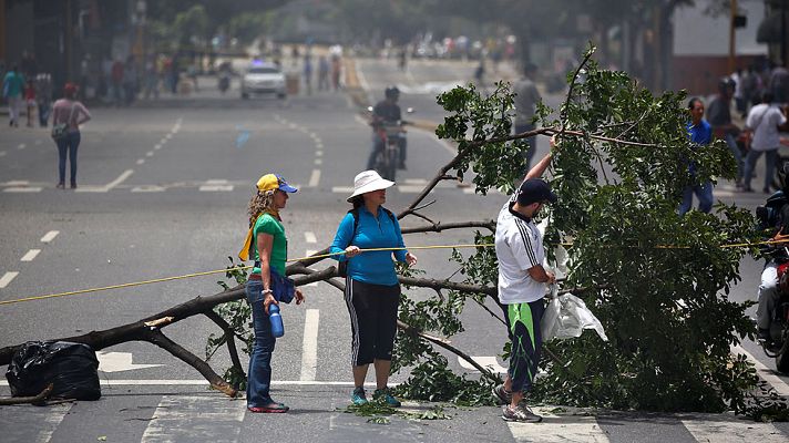 Telediario 1 - La oposición venezolana retoma las protestas con un cierre de calles durante varias horas