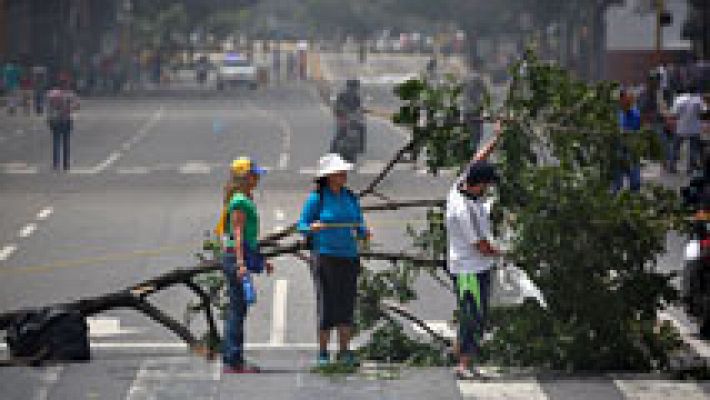 La oposición venezolana retoma las protestas con un cierre de calles durante varias horas