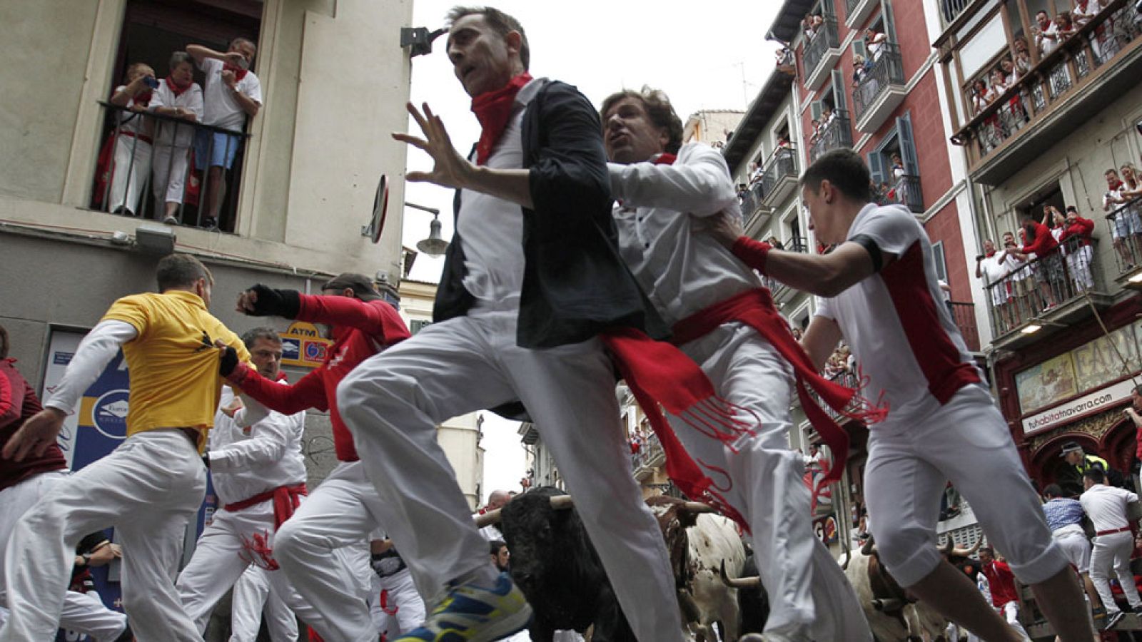 El mozo atropellado por un toro en el cuarto encierro vuelve a correr este martes y asegura que  es mejor quitarse cuanto antes la espina