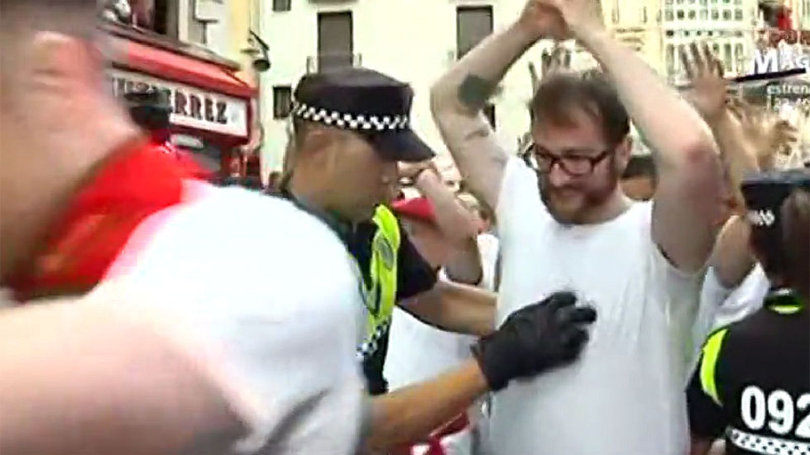 La Policía Municipal de Pamplona hace controles antes del quinto encierro de Sanfermines 2017 para seleccionar a los corredores que pueden ponerse delante de los astados este martes Su responsable habla con el programa de TVE Vive San Fermín