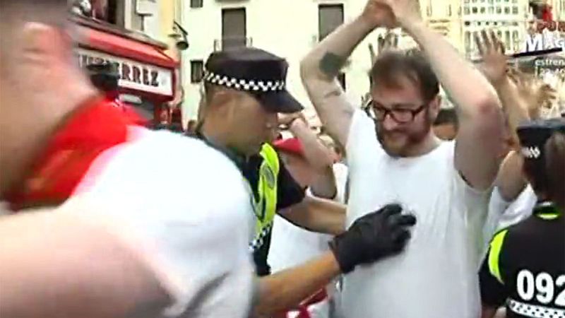 La Policía Municipal de Pamplona hace controles antes del quinto encierro de Sanfermines 2017 para seleccionar a los corredores que pueden ponerse delante de los astados este martes Su responsable habla con el programa de TVE Vive San Fermín