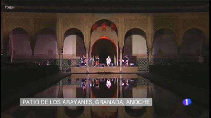  - La cantaora Rocío Márquez, en el Patio de los Arrayanes de la Alhambra