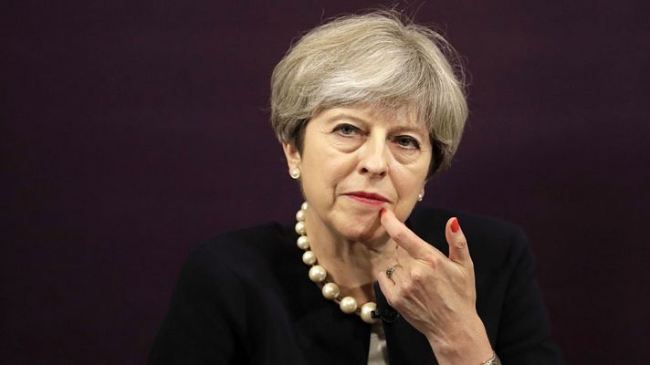 Theresa May cumple un año como 'premier' con un liderazgo cuestionado