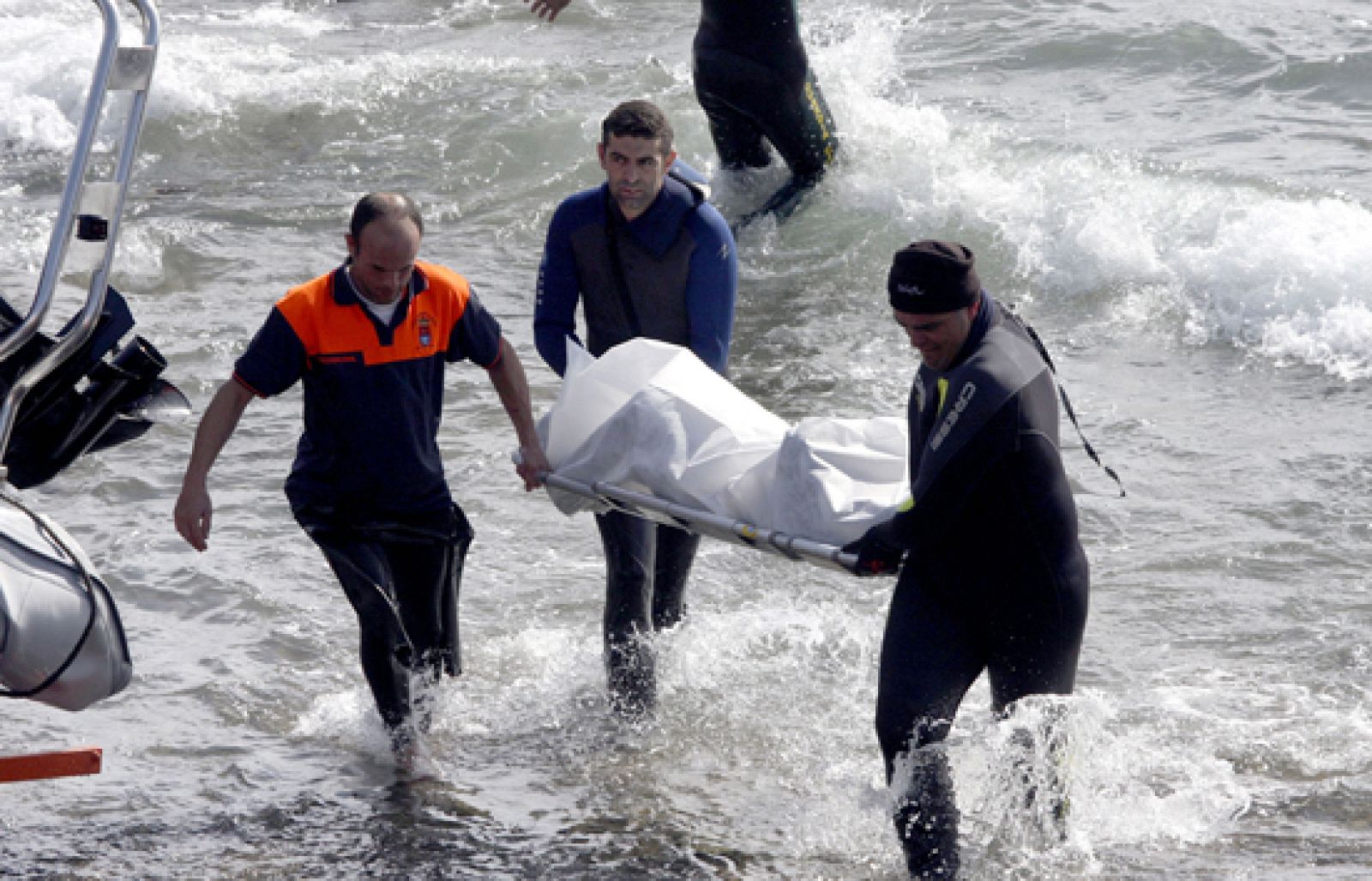 Continúan las labores de búsqueda de los inmigrantes que viajaban en la patera que se hundió a sólo 20 metros de la costa | Ver