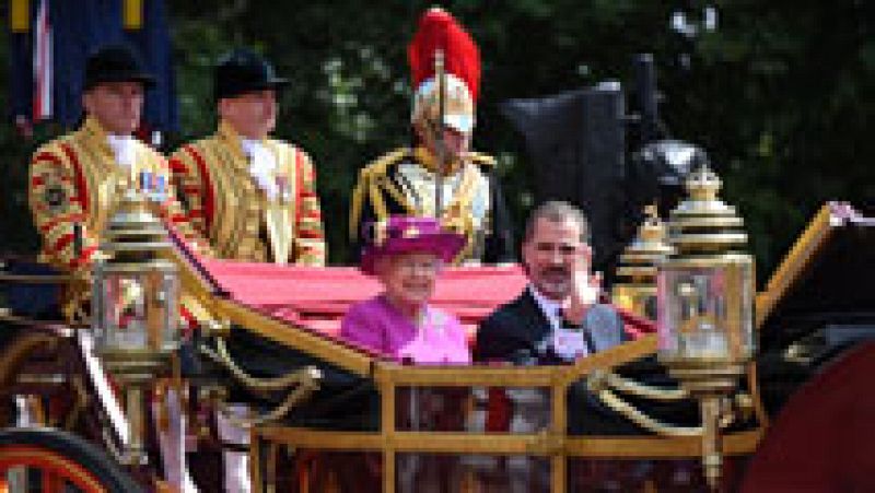 La reina Isabel II y el duque de Edimburgo recibieron hoy a los Reyes de España con una solemne bienvenida oficial antes de acompañarles en carroza hasta el Palacio de Buckingham, donde residirán durante su visita de Estado