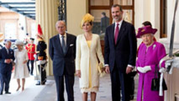 Don Felipe y Doña Letizia han sido recibidos con todos los honores por la reina Isabel II