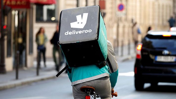 Telediario 1 - Deliveroo evita palabras como 'salario' o 'despido' para impedir que se hable de relación laboral con sus repartidores