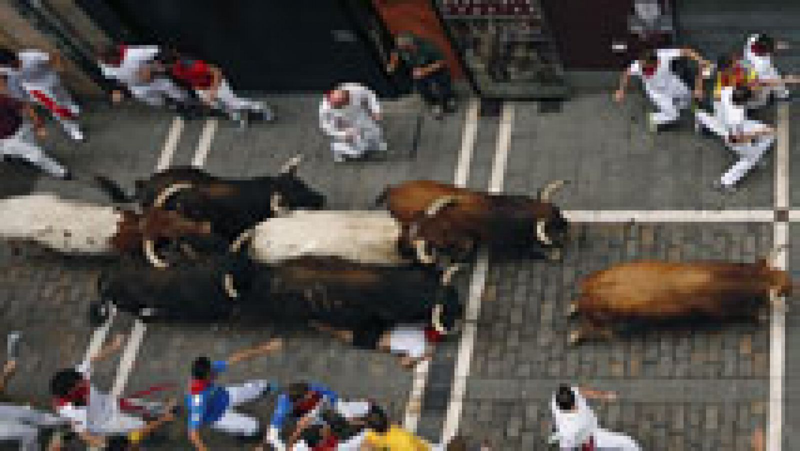 San Fermín 2023: Los toros adelantan a los cabestros en el séptimo encierro de los Sanfermines 2017 | RTVE Play