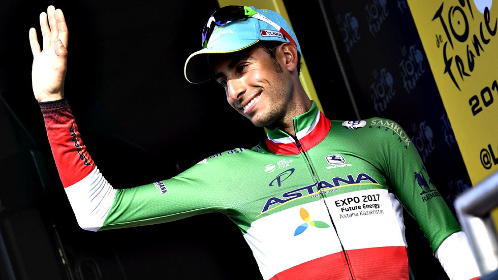 El ciclista sardo del Astana, segundo en la general del Tour 2017, reconoce la decepción que supuso perderse el Giro del centenario y asegura que en la Grande Boucle prefiere ir "día a día".