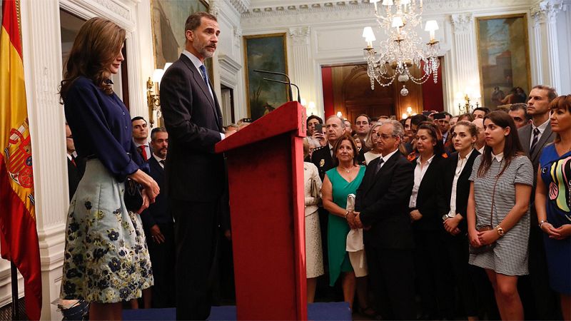 Los reyes Felipe y Letizia se reúnen en el Reino Unido con la colonia española