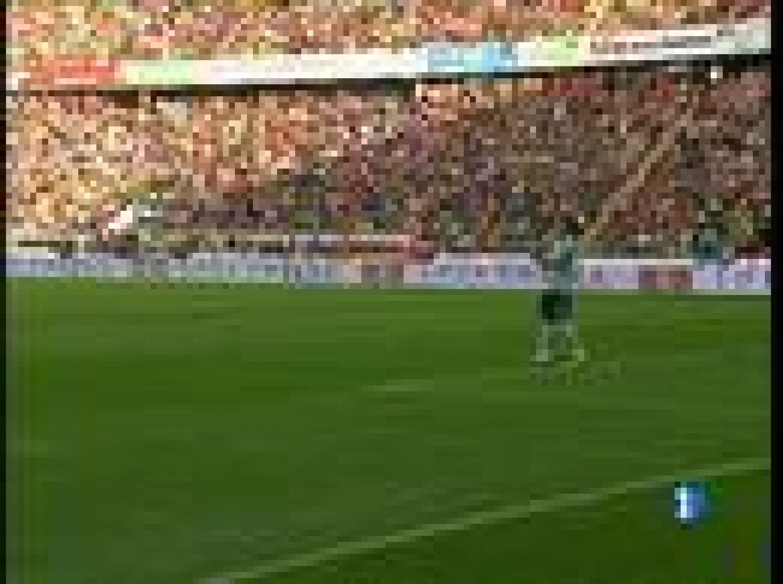 Raúl no para de batir récord, esta vez ha conseguido convertirse en el máximo goleador del Real Madrid con 308 goles, superando la marca del mítico delantero blanco, Alfredo di Stéfano.