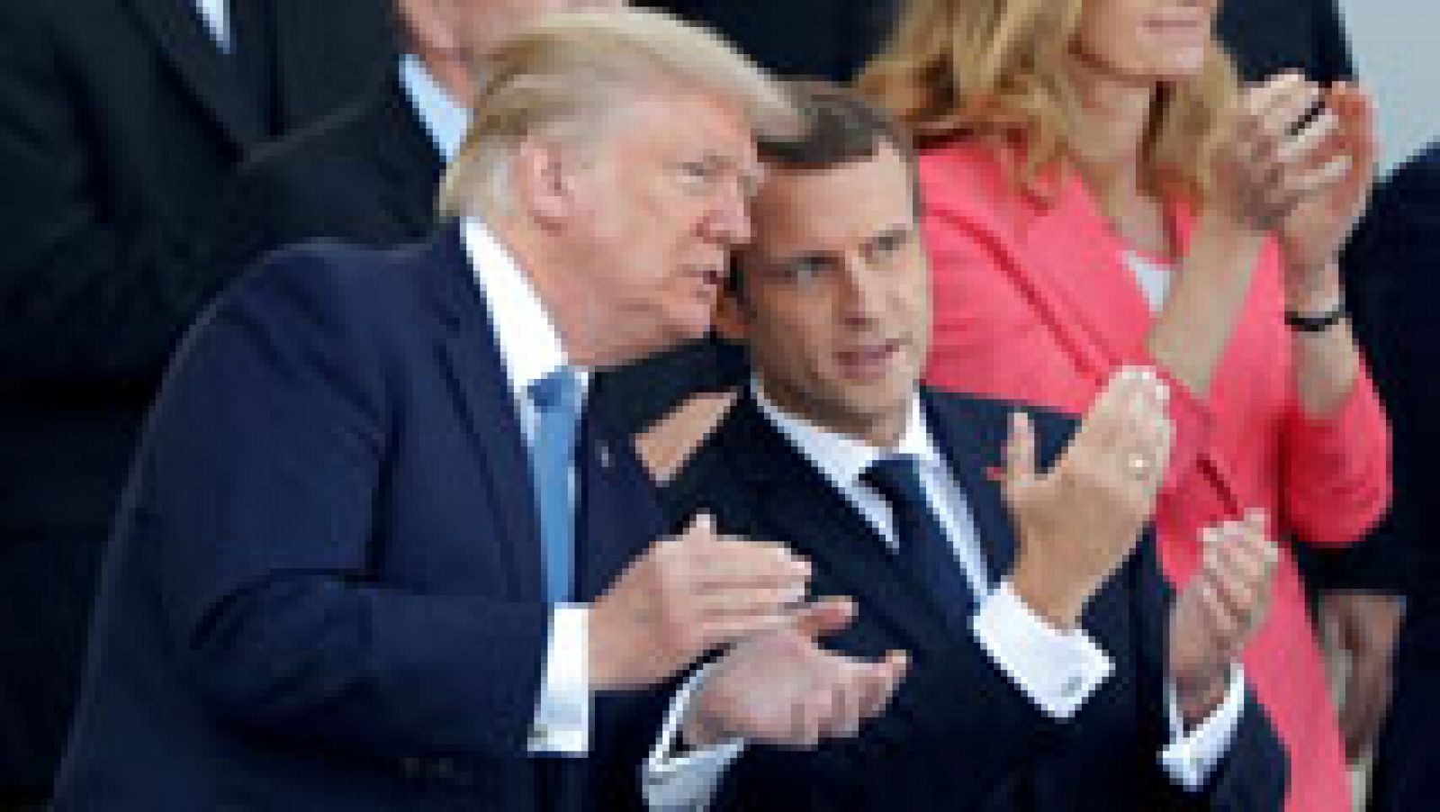 Donald Trump asiste junto al presidente francés, Emmanuel Macron, al tradicional desfile militar de la fiesta nacional, en el que esta año hay tropas estadounidenses para conmemorar los cien años de la entrada de los norteamericanos en la Primera Guerra Mundial. 

