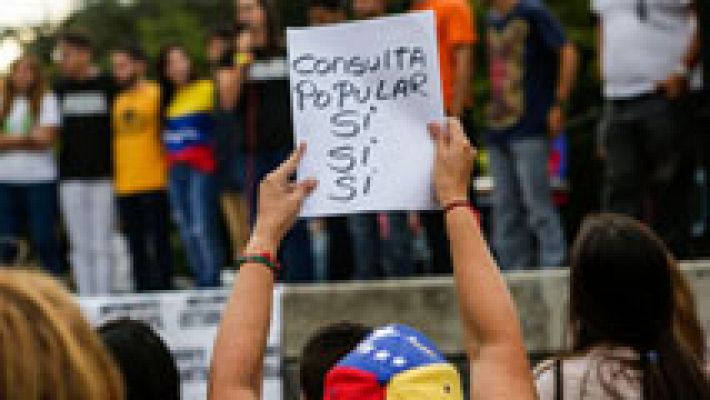 La oposición venezolana vota en una consulta simbólica