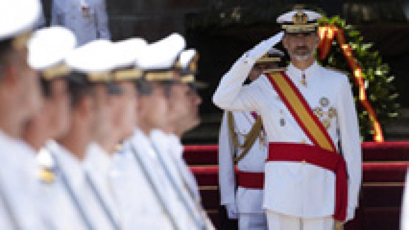 El rey preside el acto de entrega de Reales Despachos en la Escuela Naval Militar de Marín