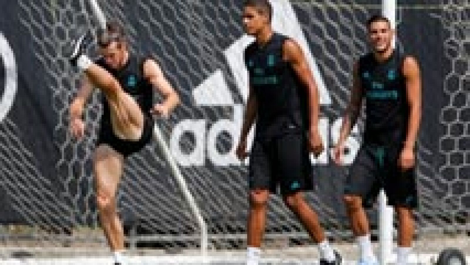Telediario 1: Bale y Danilo cumplen años en la concentración del Real Madrid en California | RTVE Play