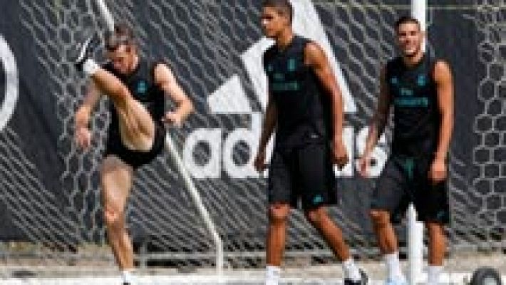 Telediario 1 - Bale y Danilo cumplen años en la concentración del Real Madrid en California