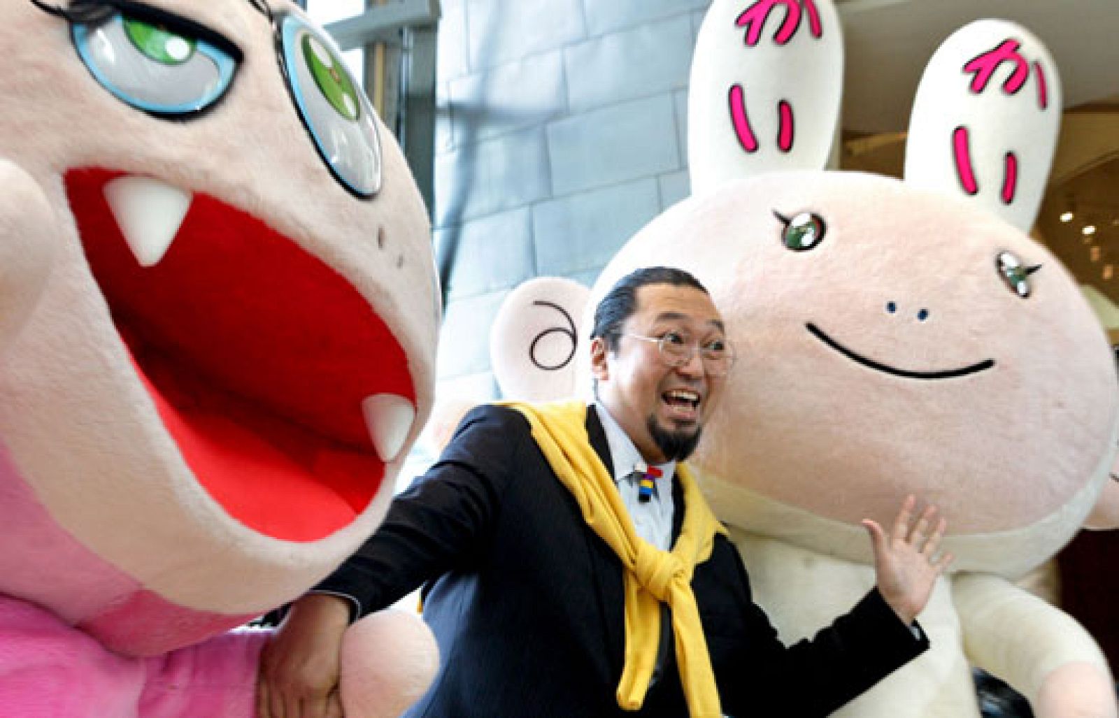 El Museo Guggenheim Bilbao estrena una exposición retrospectiva del artista japonés Takashi Murakami, en la que usa elementos del lenguaje de los dibujos manga, para expresar "el vacío y la anarquía" de la cultura contemporánea de su país, al tiempo que critica la pérdida de los valores tradicionales japoneses.