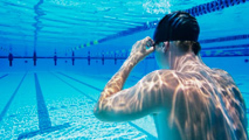 En las piscinas de Paterna prueban un dispositivo para conectar a los nadadores con los socorristas
