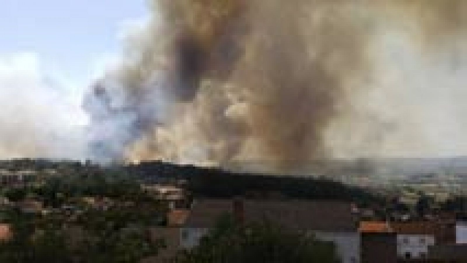 Telediario 1: Los bomberos trabajan en sofocar incendios en pueblos de Sevilla, Salamanca y Barcelona | RTVE Play