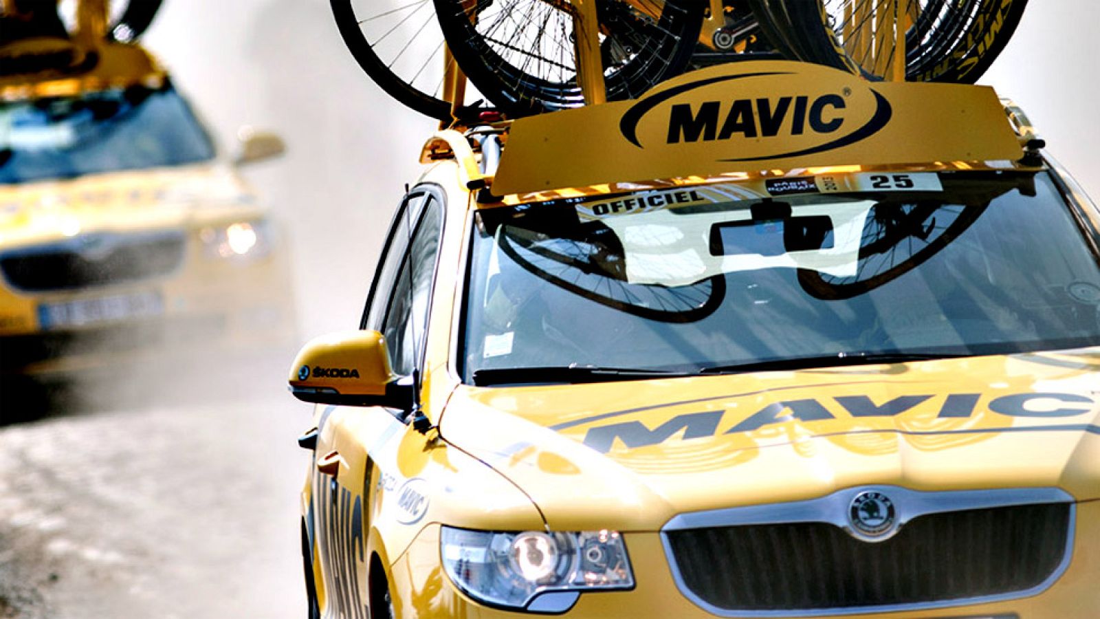 Tanto los coches como las motos resultan decisivos a la hora de solucionar de manera inmediata los problemas mecánicos de los corredores.