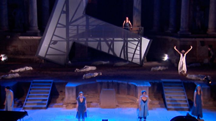 Telediario 1 - La mujer brilla en el estreno de esta noche en el Festival de Mérida 'Troyanas' la presenta como "la víctima" de todas las guerras.