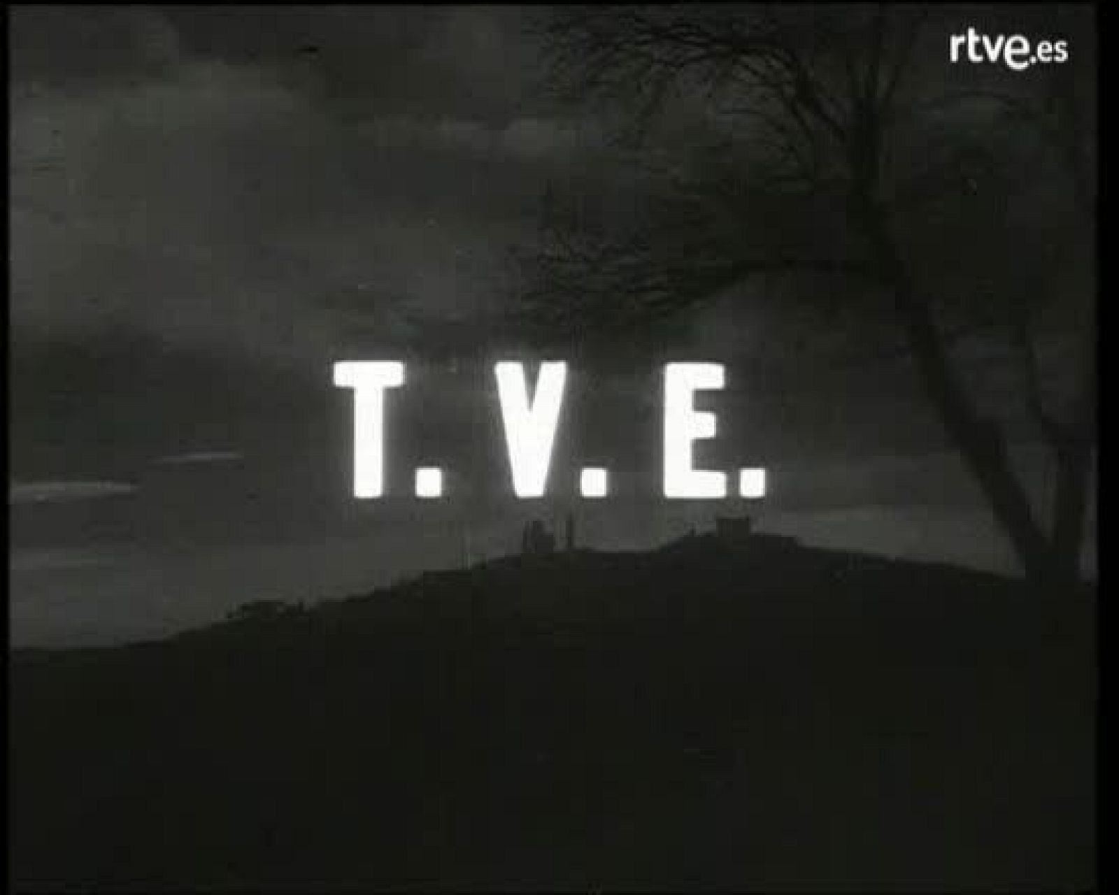 Instal·lació de l'antena en el Tibidabo, que donarà cobertura a la senyal de televisió per a Barcelona i voltants.