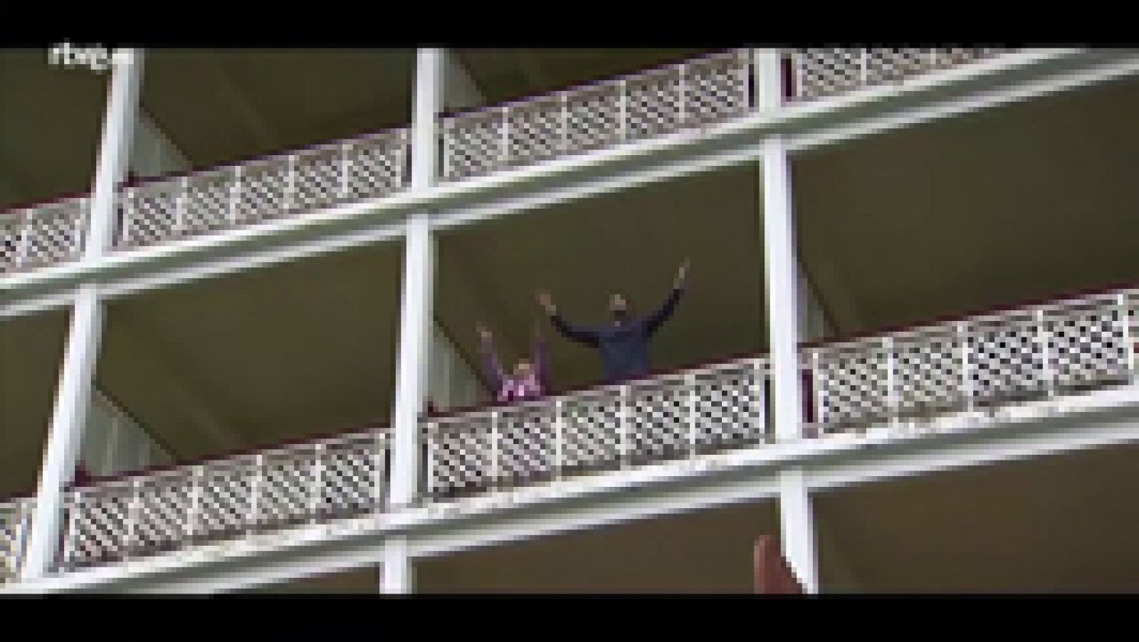 Hotel Romántico - Roberto y Luisa gritan sus deseos desde la terraza