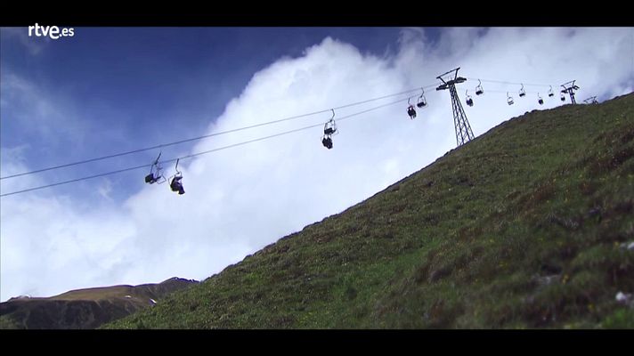 Hotel Romántico - Los huéspedes suben a lo alto de la montaña en telesilla