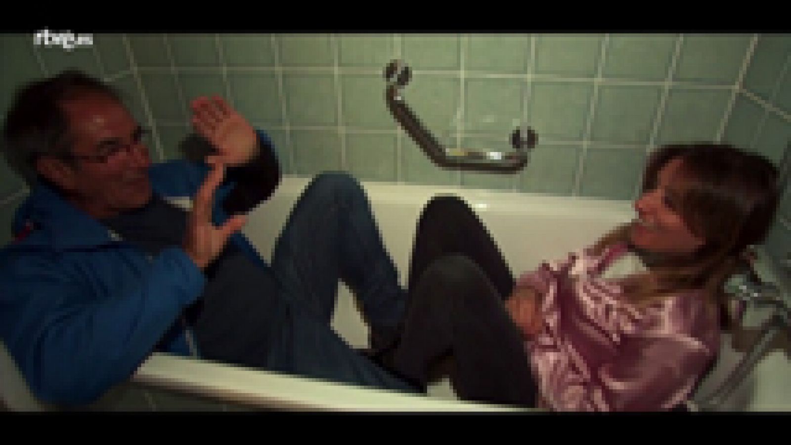 Hotel Romántico - Reichel y David prueban la bañera del hotel